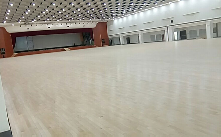 學?；@球運動地板怎么翻新？