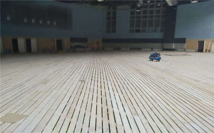 橡膠木風(fēng)雨操場運(yùn)動(dòng)地板廠家哪家好？