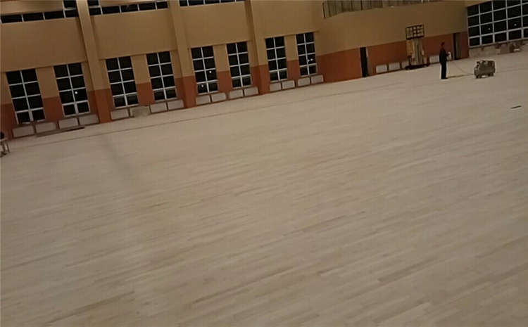學校體育館實木地板一般多少錢？