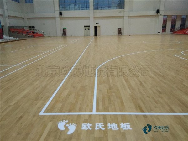 籃球場專用實(shí)木地板多少錢一平米？